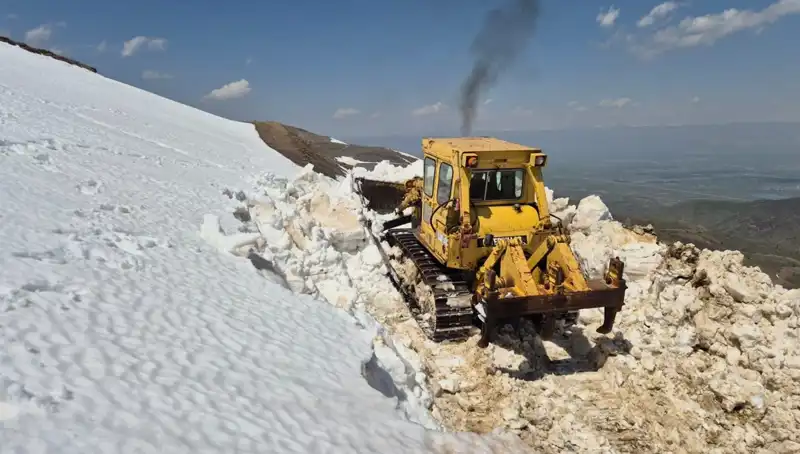 Nisan Ayında 2 Metreyi Aşan Karda Yol Açma Mücadelesi