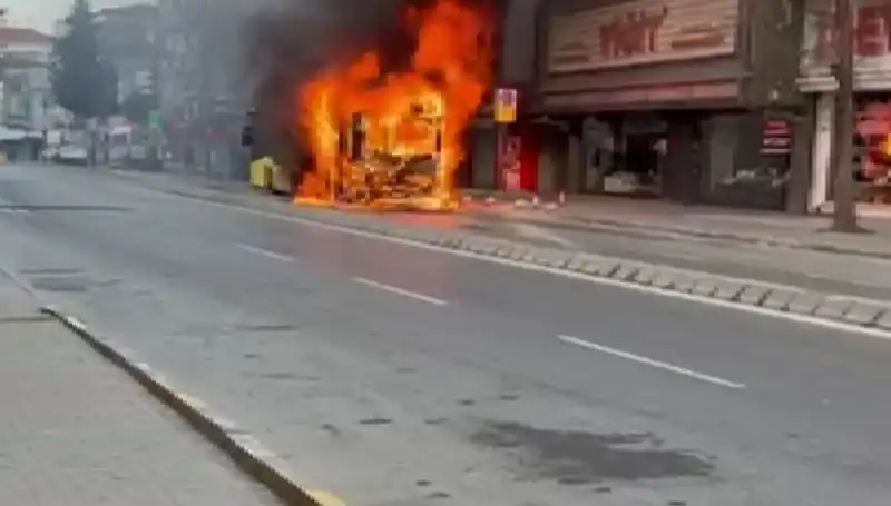 Ümraniye'de Korku Dolu Anlar: Birden Alev Alan Araçlar Arasında Kalanlar