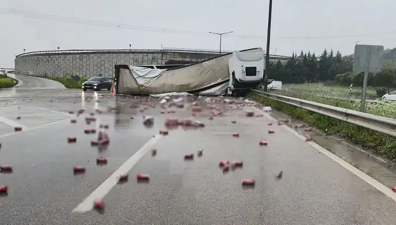 TIR Devrildi, Yola Saçılan İçkiler İle İlgili Detaylar Ortaya Çıktı