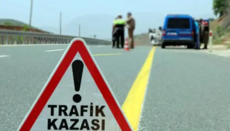 Otomobil ve Hafif Ticari Araç Çarpıştı: Feci Kaza 6 Can Aldı