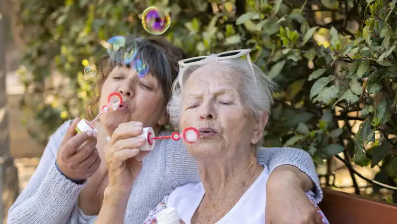 100 Yaşındaki İki Kadından Uzun Yaşamanın Sırrı: Diyet ve Egzersiz Değil!