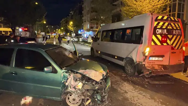 Otomobil Servis Minibüsüne Çarptı: 6 Kişi Yaralandı, Onlarca Hayat Etkilendi
