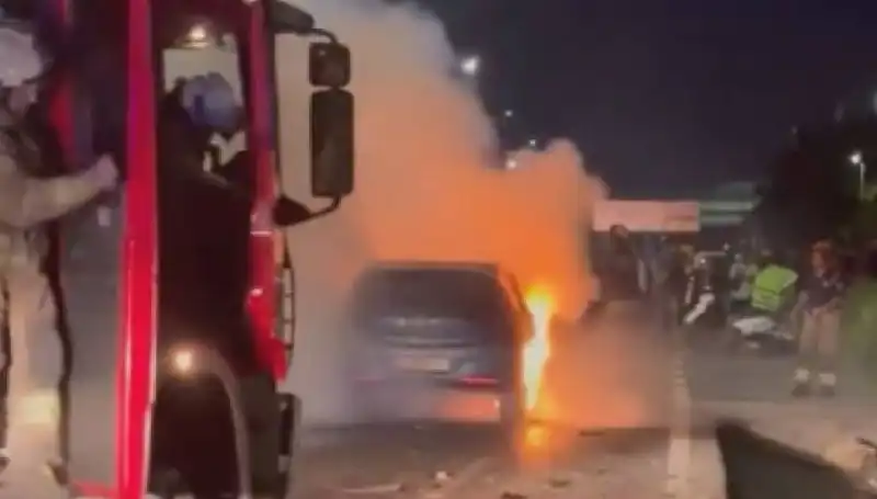 Otoyolda Bariyerlere Çarpan Araçta Yangın: Neyin Sonucu Oldu?
