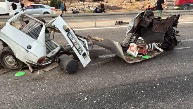 Bariyere Çarpan Araç Hurda Yığınına Döndü: Korkunç Kaza Detayları