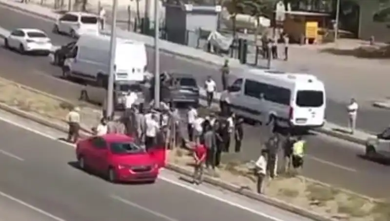 Yolun Karşısına Geçen Yayaya Otomobil Çarptı: Sürücü ve Yaya Sağlık Durumu İçin Endişeler Var