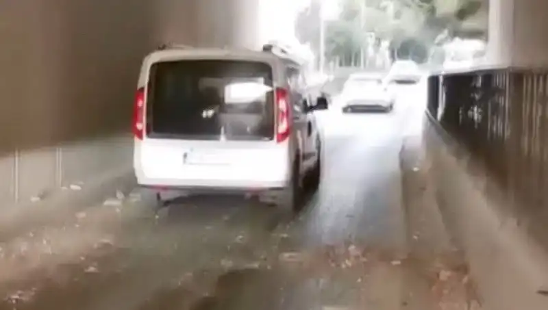 Üzerine Beton Parçaları Düşen Araçlar: Trafikte Korku Dolu Anlar