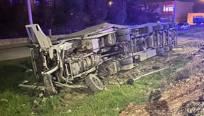TIR Devrildi: İki Kaza Aynı Gün, Altı Yaralı!