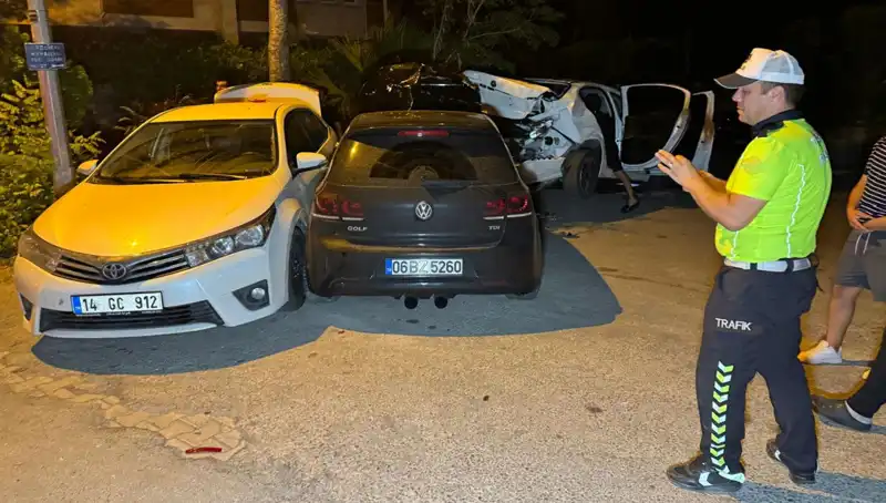 Alkollü Sürücü Sokağı Karanlığa Gömdü: Üç Araç Birden Çarpıldı