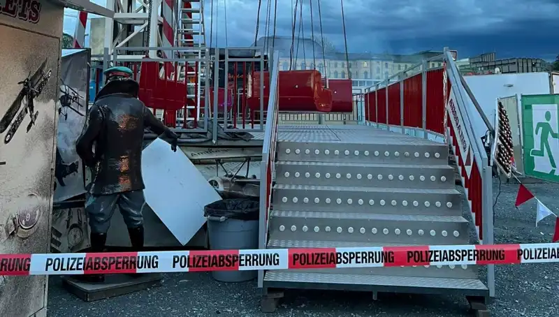 Dönen Salıncak Reklam Direklerine Çarptı: Büyük Bir Facia Önlenmiş Olabilir!