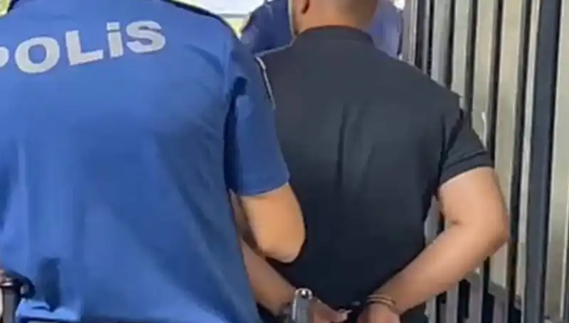 İzmir'de Polise Saldıran Şahıs Tutuklandı: Olayın Ardındaki Gerçekler