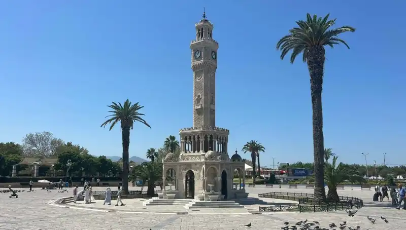 İzmir'de Sıcak Hava Dalgası: Sokaklar Boş, Termometreler Yükseliyor