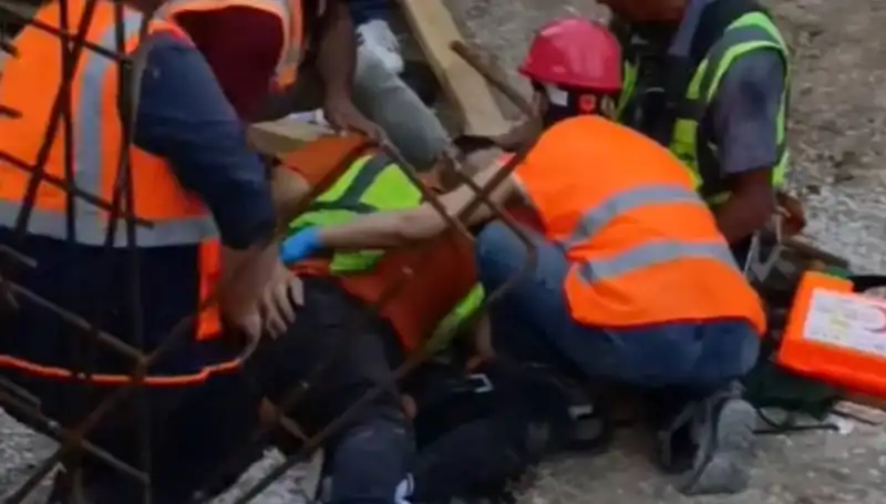 Adana'da İnşaat Kazası: İki İşçi Yaralandı, Neler Oluyor?