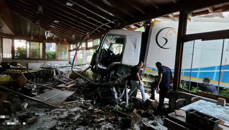 Freni Boşalan Kamyon Restorana Girdi: Şok Edici Kazanın Detayları