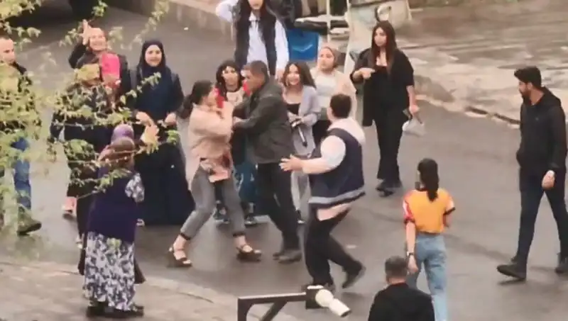 Adliye Önünde Yaşanan Tekmeli Yumruklu Kavga Gündemi Salladı