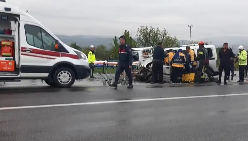 Denizli'de Korkunç Kaza! İki Araç Kafa Kafaya Çarpıştı, 5 Yaralı