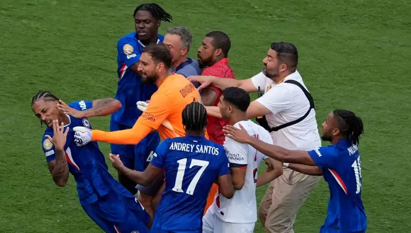 Dev Finalde Şok Gelişme: Teknik Direktörden Futbolcuya Yumruk!