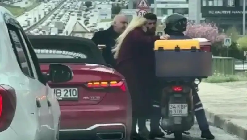 D-100 Karayolu'nda Korkunç Anlar: Motokuryeye Silah Çeken Kişi Gözaltına Alındı