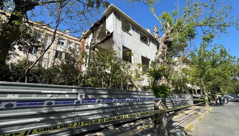 Bakırköy'de Metruk Bina Depremde Çöküş Tehlikesi Yarattı