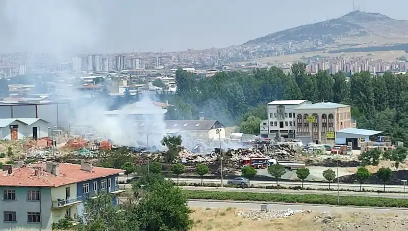 Otluk Alanda Patlak Veren Yangın, Depoyu Kullanılamaz Hale Getirdi