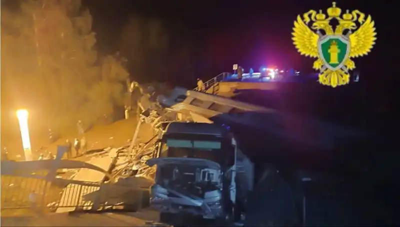 Rusya'da İki Köprünün Çökmesiyle Trenler Raydan Çıktı, Can Kaybı Yediyi Buldu