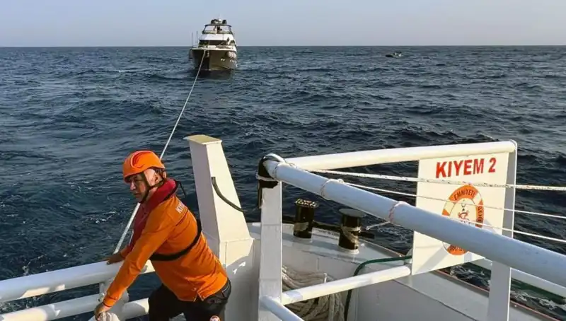 Marmaris Açıklarında Sürüklenen Tekne Kurtarılarak Hayata Döndürüldü