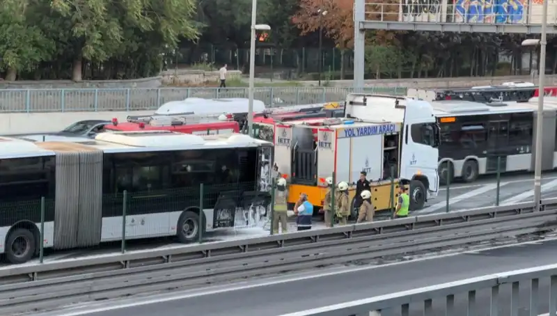 İstanbul'da Metrobüs Yangını: Trafik Kaosu ve İlk Müdahale