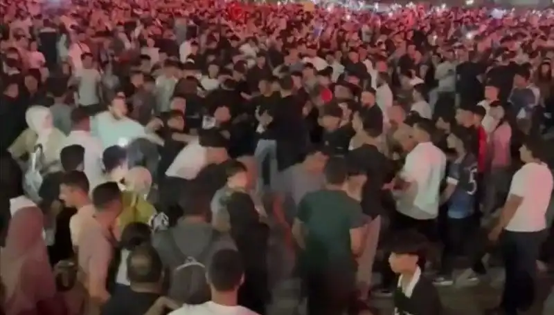 Konserde Bıçaklı Kavga: Üç Kişi Yaralandı, Güvenlik Önlemleri Tartışma Konusu Oldu