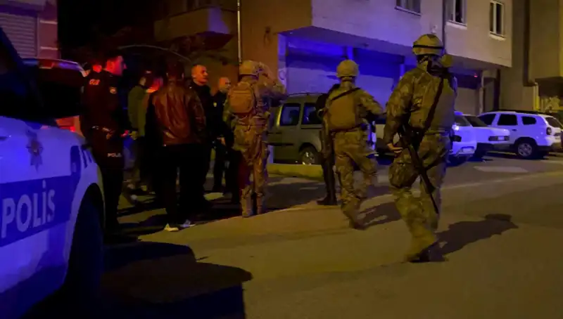 Mahallede Korku Dolu Anlar: Tüfekle Balkondan Ateş Açtı!