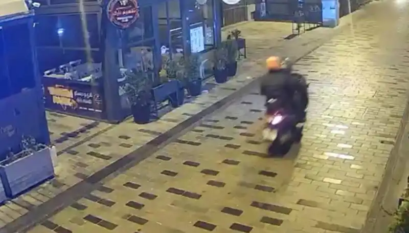 Gece Kulübüne Haraç Saldırısı: Silahlar Patladı, Panik Hüküm Sürdü!