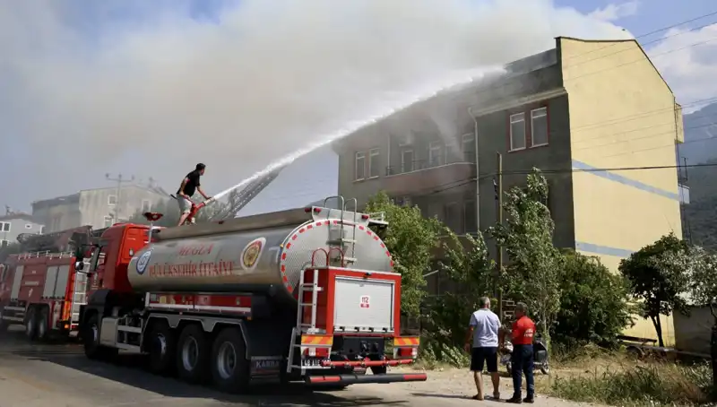 Çatı Katında Çıkan Yangın, Mahallede Panik Yaratıp İtfaiyeyi Harekete Geçirdi