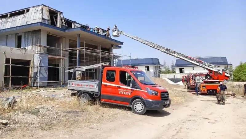 Gölbaşı'nda Villaların Bulunduğu Alanda Şiddetli Yangın Panik Yaratıyor