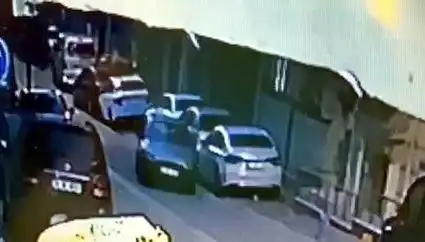 Esenyurt'ta Kaçan Araç, Park Halindeki İki Otomobile Çarptı!