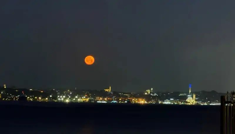 İstanbul'da Çilek Dolunayı: Göz Alıcı Manzaralar Şehri Süsledi