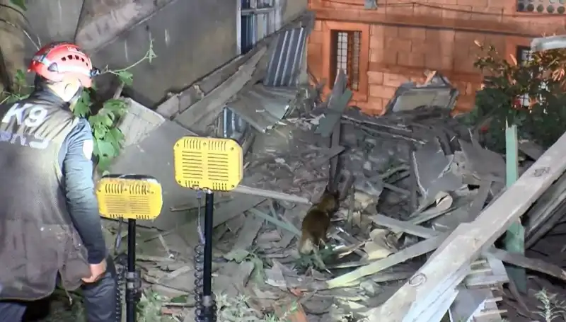 İstanbul'da Deprem Sonrası Çöken Bina: Neler Yaşandı ve Son Gelişmeler