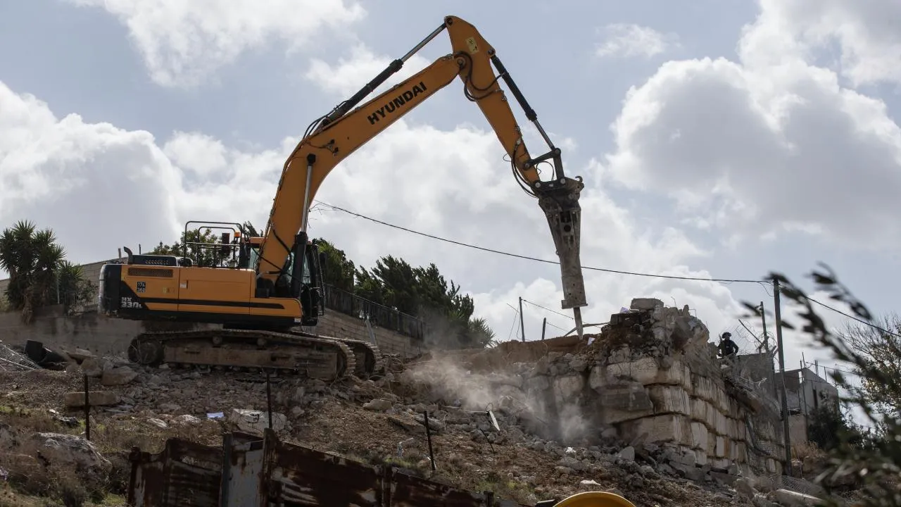 İsrail, Batı Şeria’da Bir Filistinlinin Evini Yıkım Operasyonuyla Tahrip Etti