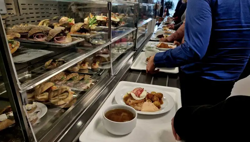Endonezya'da 846 Öğrenci Ücretsiz Yemek Nedeniyle Zehirlendi: Olayın Perde Arkası