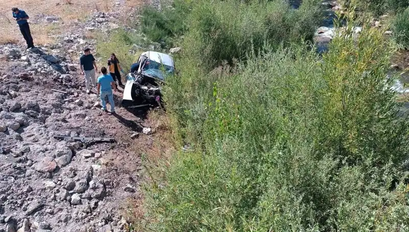 Sivas'ta Trafik Kazası: Otomobil Dere Yatağına Uçtu, İki Can Kaybı