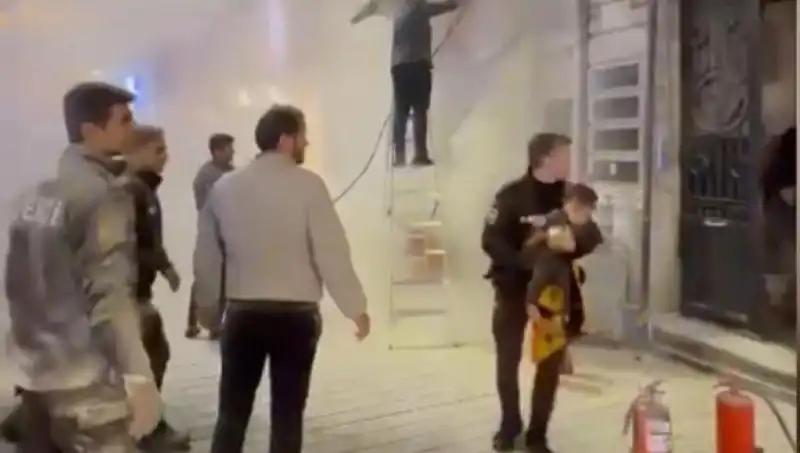 Beyoğlu'ndaki Yangın Panik Yarattı: Öyle Bir Kurtarma Gerçekleşti ki!