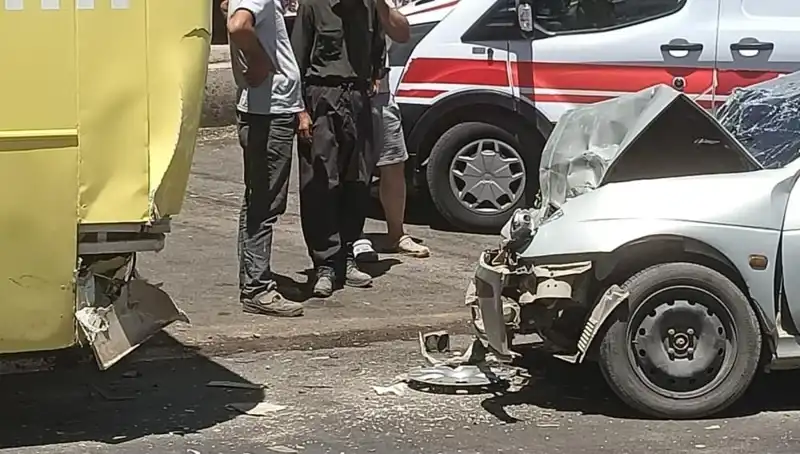Halk Otobüsü ile Otomobil Çarpıştı: İki Yaralı, Olay Anı Kameralara Yansıdı