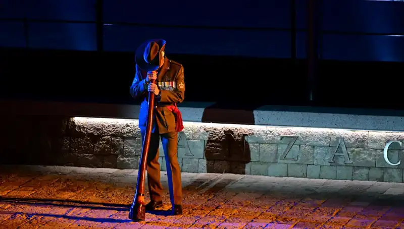 Anzak Koyu'nda Anma Töreni: Şafak Ayini Duygusal Anlar Yaratıyor