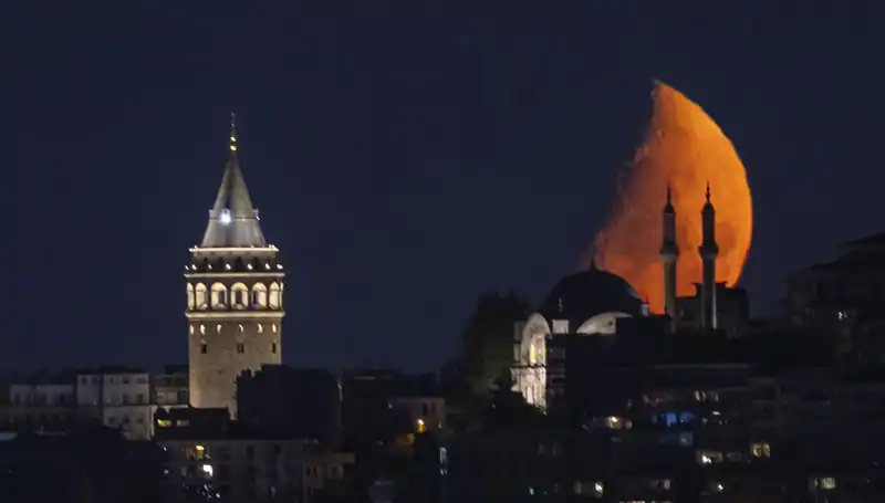 İstanbul'da Yarım Ay: Göklerin Gizemi Şehirde Büyülendi