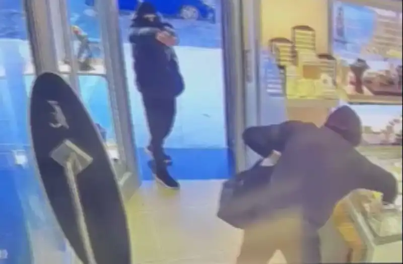 Ümraniye'de Maskeli Soygun Girişimi: Güvenlik Kameraları Her Şeyi Kaydetti