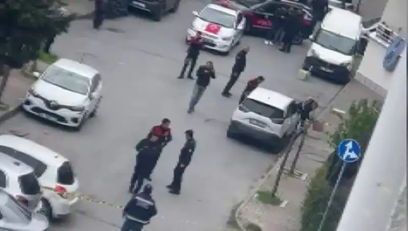 Yolda Yürürken Kurşun Yağmuruna Tutulan Genç: Olayın Ardındaki Gizem