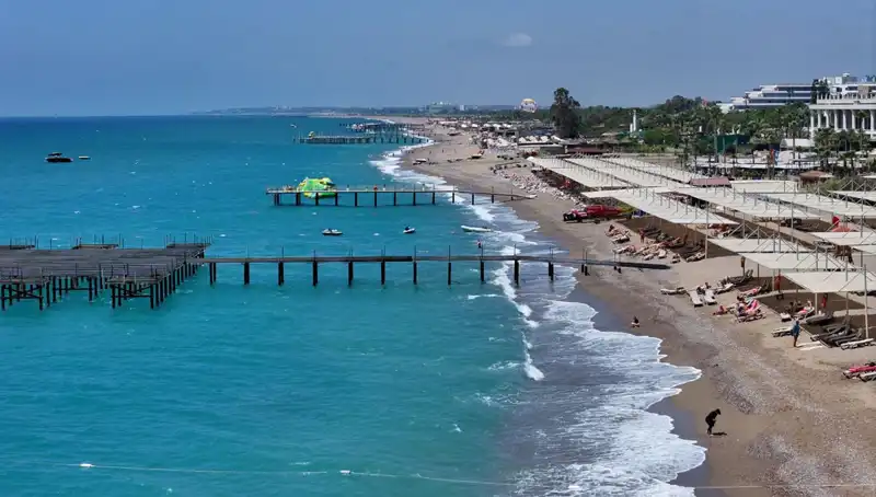 Antalya Sahillerinde Güneşin Sıcak Kucaklaması: Bu Yaz Ne Bekleniyor?