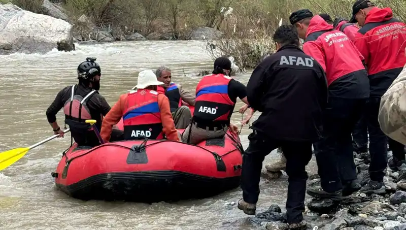 Zap Suyu Kenarında Mahsur Kalan 4 Kişi Kurtarılarak Kurtuluşlarına Kavuştu