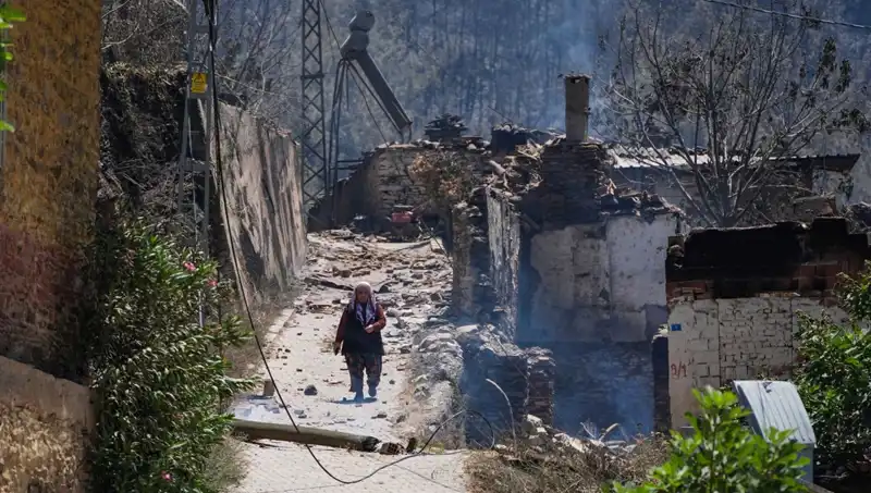 ** İzmir ve Bilecik'te Yürek Yakan Yangınlar: 415 Bina Kül Oldu!