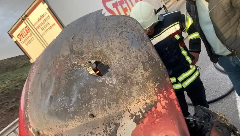 Seyir Halindeki Otomobil Alev Alev Yandı! Neyin Neden Olduğu Şaşırttı